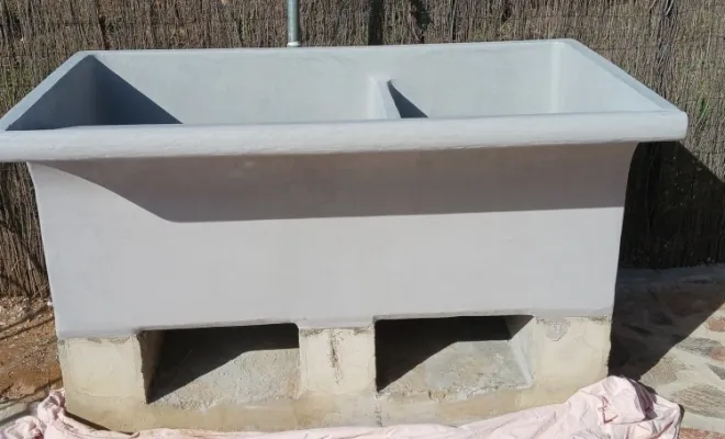 Réparation d'un ancien lavoir et application en finition d'un Béton ciré Maruis Aurenti de couleur gris souris, Le Lavandou, Le Peintre